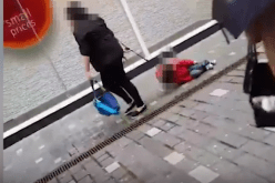 بالفيديو.. امرأة تجر طفلا بحبل وسط الشارع