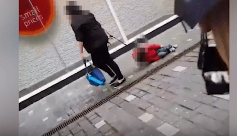 بالفيديو.. امرأة تجر طفلا بحبل وسط الشارع