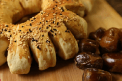 آكل تمرا وأوزع خبزا… حلاوة إيمان وشفاء