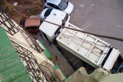 بالصور ..شاحنة قمامة تدهس 4 سيارات بتلمسان