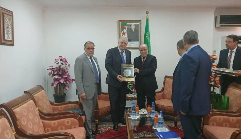 يوسف بلمهدي يستقبل عميد مسجد باريس