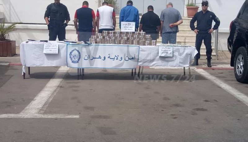 وهران.. الإطاحة بتجار مخدرات متلبسين بحيازة 25 كلغ من الكيف