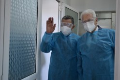 الوزير الأول والمستشار عبد الحفيظ علاهم يزوران المجاهد “الطاهر زبيري”