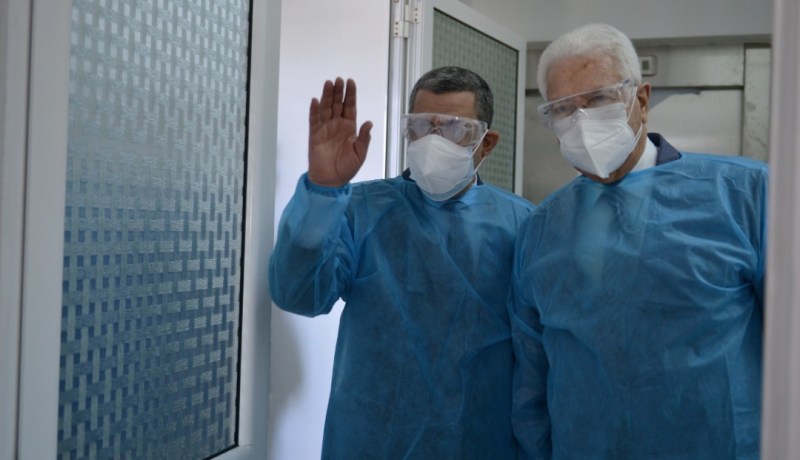 الوزير الأول والمستشار عبد الحفيظ علاهم يزوران المجاهد “الطاهر زبيري”