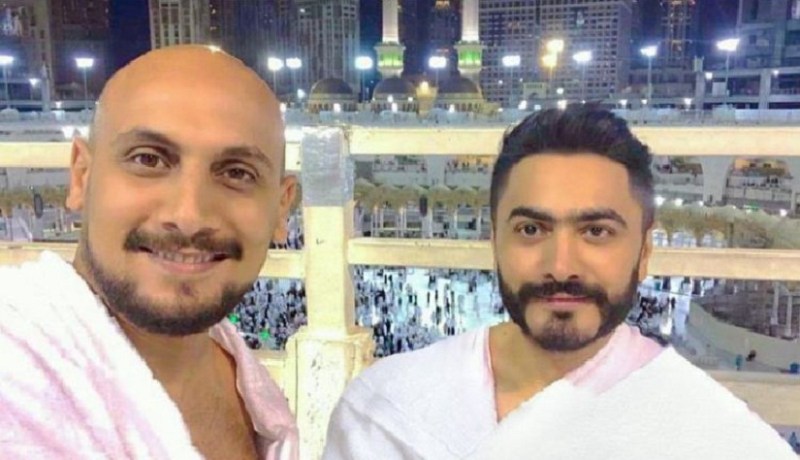 بعد حفله بالسعودية.. تامر حسني يؤدي مناسك العمرة