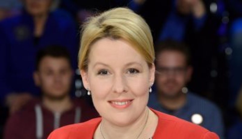 بعد اتهامها بسرقة رسالة دكتوراه.. وزيرة الأسرة الألمانية تستقيل من منصبها