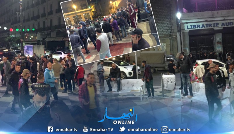 بالصور.. آلاف الجزائريين يخرجون للشارع فرحا بقرارات الجيش واستقالة الرئيس
