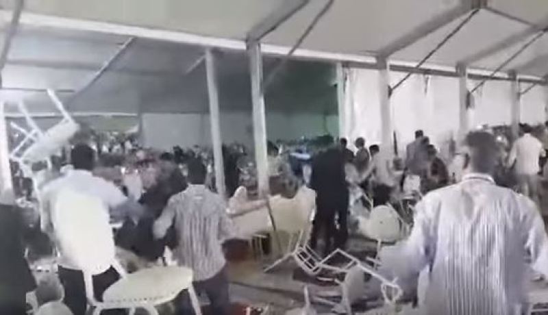بالفيديو.. معركة بالصحون والكراسي في مؤتمر حزبي مغربي