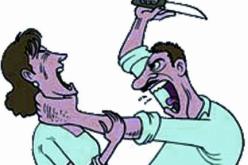 مواجهة بالسيوف في حفل لونيس آيت منڤلات بتيزي وزو