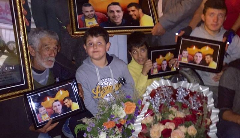 تجمع حاشد بالشموع على روح الضحايا الثلاث لحادث سد تاقصابت في تيزي وزو