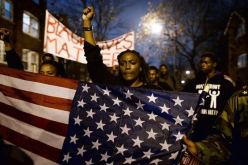 مظاهرة احتجاج في مدينة شيكاغو بعد نشر فيديو لضابط شرطة أمريكي يقتل مراهق أسود