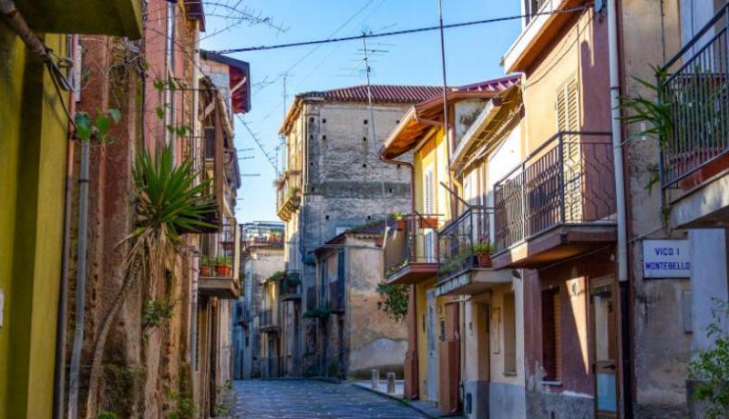 قرية في إيطاليا تعرض منازلها للبيع مقابل 1 أورو!