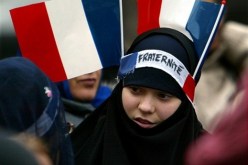 فرنسا تضيق الخناق على النساء المنقبات و تكلف الأمن بمراقبتهم