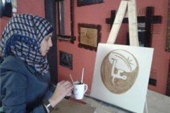فلسطينية تجد في القهوة وسيلة لتحترف الرسم