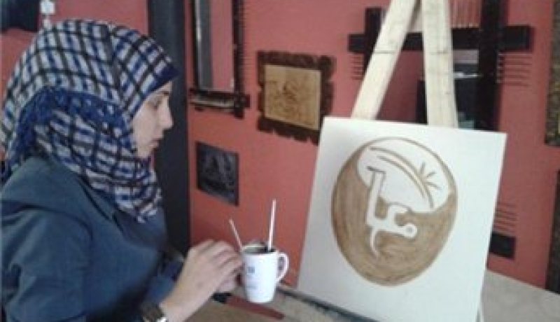 فلسطينية تجد في القهوة وسيلة لتحترف الرسم