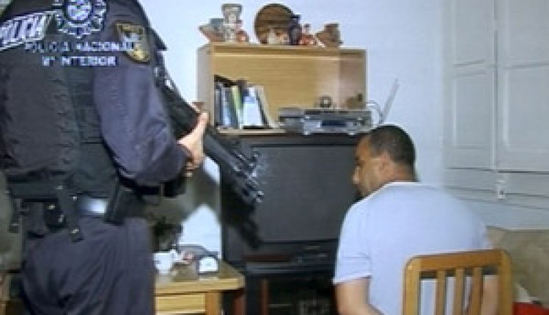 أوقفت أمس السلطات الاسبانية 8 جزائريين يشتبه في انتمائهم لتنظيم القاعدة ببلاد
