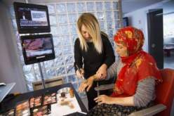 بالصور ممثلة تركية تتنكر بزي سوري لتكشف معاناة اللاجئين السوريين