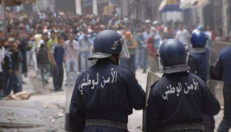 إصابة 10 أشخاص بينهم شرطي بجروح في مناوشات بين مناصرين بملعب الشهيدين “دروزاي” بالجلفة