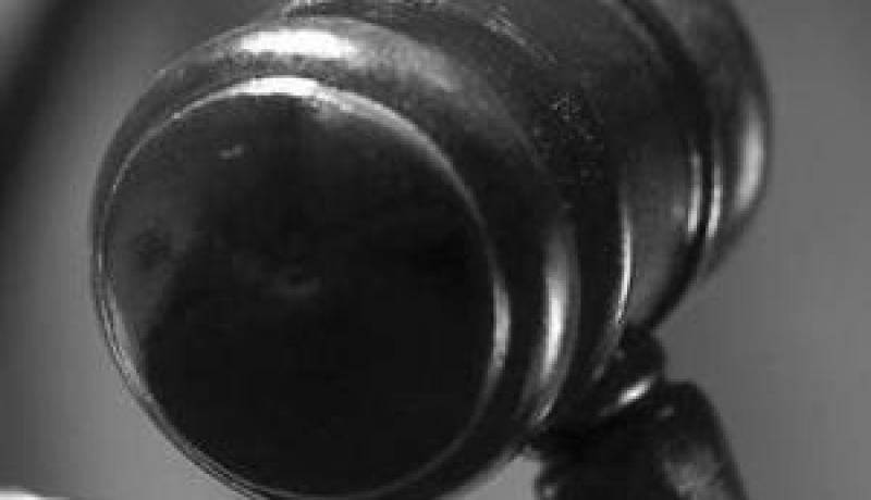 يمــــارس الجنــــس علــــى شقيقتـــــه القاصـــــر منــــذ بلوغهــــا العاشــــرة بالبيّــــــض