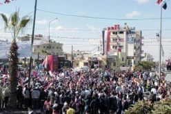 مسيرة حاشدة في دير الزور بشرق سوريا لرفض التدخل الخارجي ودعم برنامج الإصلاح الشامل
