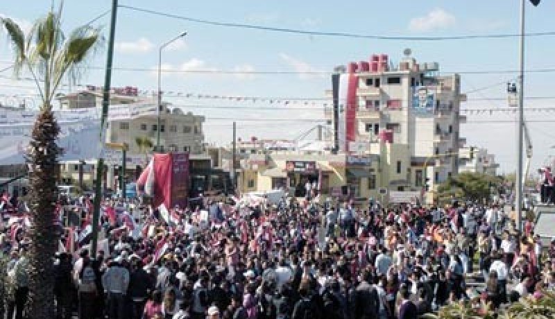 مسيرة حاشدة في دير الزور بشرق سوريا لرفض التدخل الخارجي ودعم برنامج الإصلاح الشامل