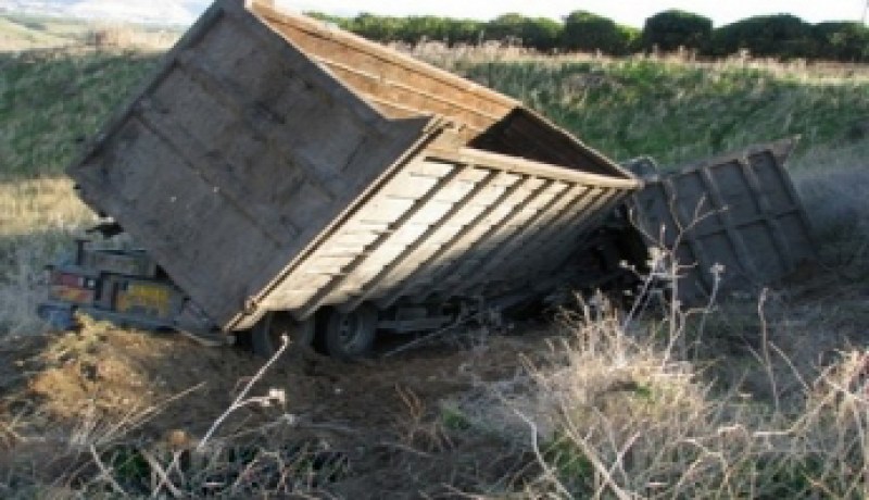 هلاك شخص وإصابة آخر بجروح خطيرة بسبب سقوط شاحنة في واد بالقرب من زيامة منصورية بجيجل