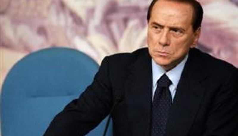 برلسكوني كان يتحدث بأمور السياسة أثناء حفلاته الماجنة