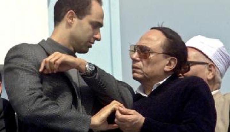 عادل إمام‮، ‬الغندور وعمرو أديب مطلوبين لدى الشارع المصري