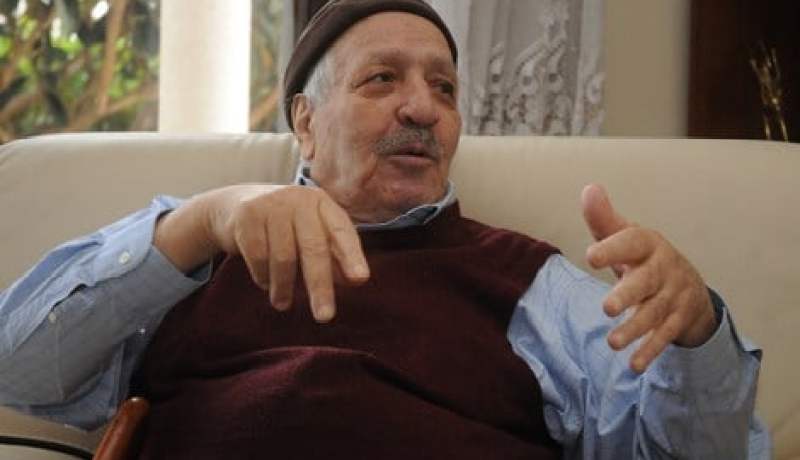 المجاهد الطاهر الزبيري يقلّد وسام الأثير