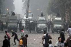 الشرطة تطلق غازات مسيلة للدموع على متظاهرين مناهضين لمرسي في القاهرة