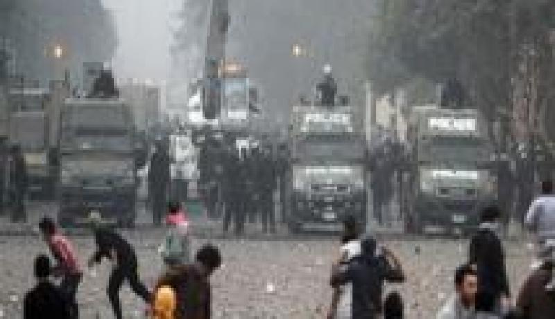 الشرطة تطلق غازات مسيلة للدموع على متظاهرين مناهضين لمرسي في القاهرة