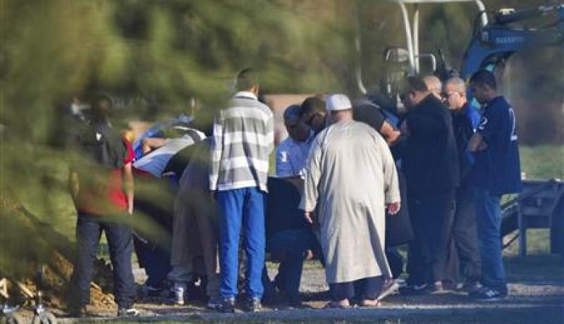 رئيس بلدية فرنسي يتراجع عن وقف موظفين مسلمين بسبب صيامهم