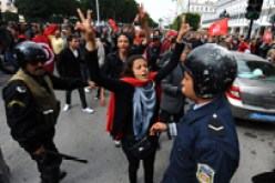 وزير داخلية تونس ينفي مشاركة ميليشيات من الحزب الحاكم في قمع متظاهرين