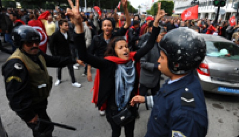 وزير داخلية تونس ينفي مشاركة ميليشيات من الحزب الحاكم في قمع متظاهرين