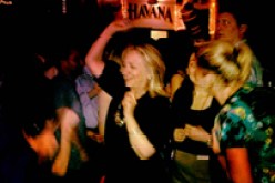 كلينتون ترقص  و تلهو في منتصف الليل  بعد اجتماع القمة في حانة هافانا