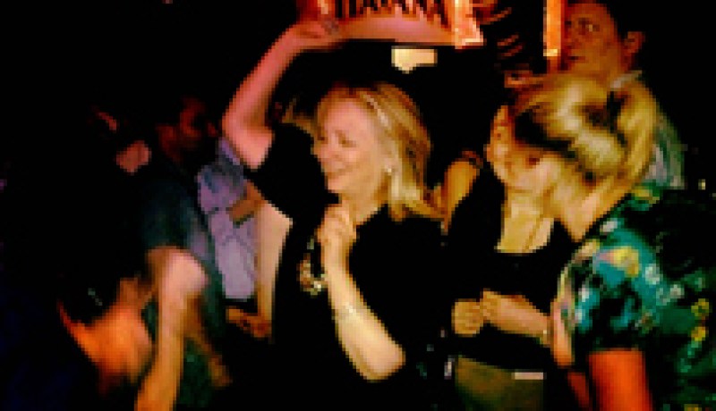 كلينتون ترقص  و تلهو في منتصف الليل  بعد اجتماع القمة في حانة هافانا