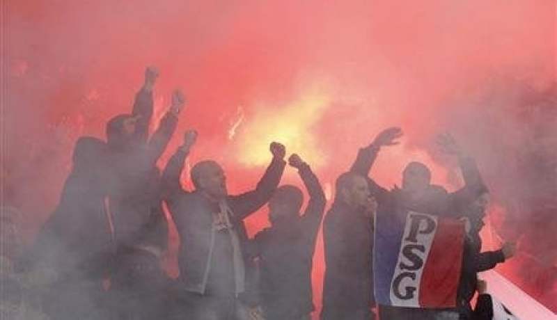 توقف لقاء لوريان وسان جيرمان بعد القاء الالعاب النارية على ارض الملعب