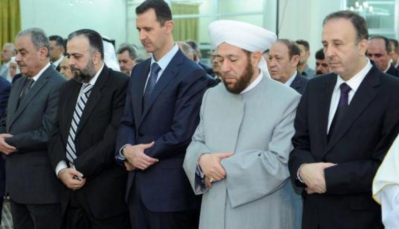 التلفزيون السوري يظهر الرئيس بشار الأسد يؤدي صلاة عيد الأضحى