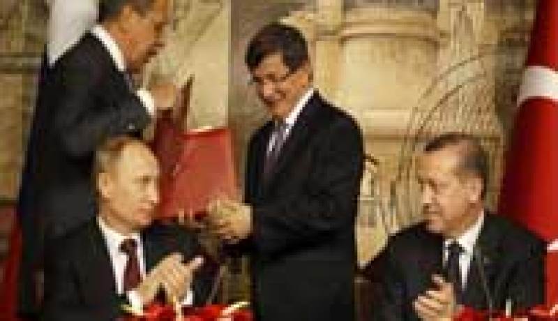 لافروف يكسر معصمه في اسطنبول