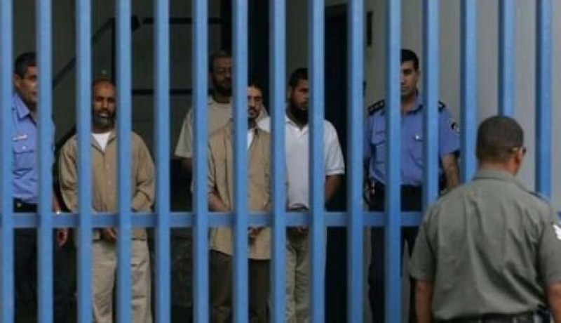 الأسرى الفلسطينيون في السجون الإسرائيلية يبدأون إضرابا مفتوحا عن الطعام