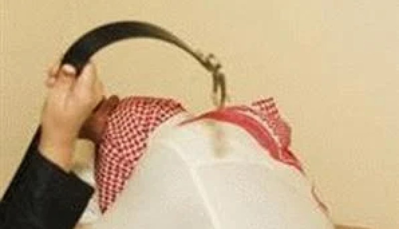 ثلاث خليجيات يمزقن ملابس عضو في الشرطة الدينية السعودية