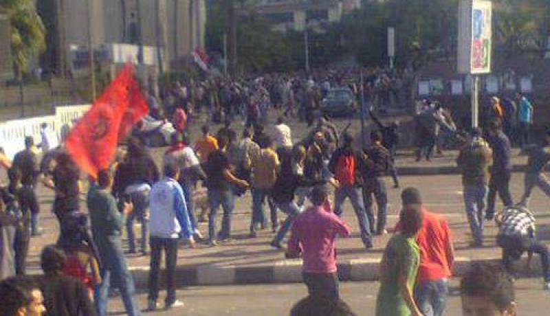 اشتباكات واحتكاكات بين مؤيدي ومعارضي قرارات مرسي