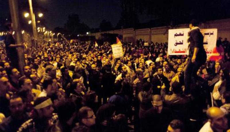 الصحف البريطانية تبرز نبأ مغادرة مرسي القصر الرئاسي من باب خلفي بعد محاصرته