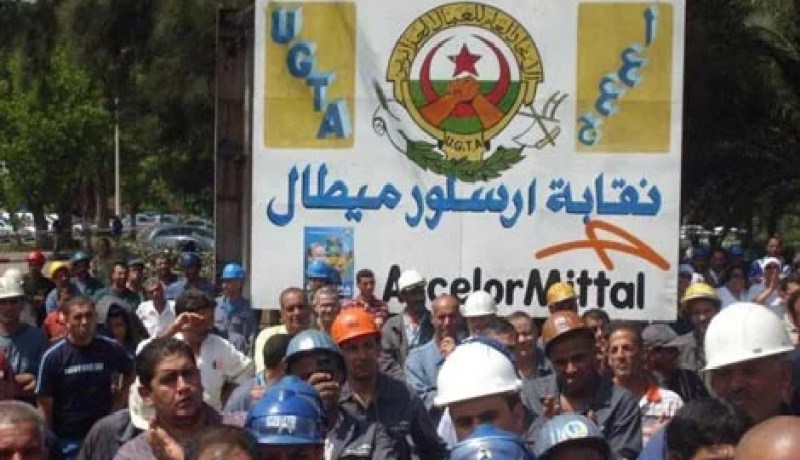 عمال بوحدة الأنابيب بدون تلحيم يغلقون مداخل الموقع الصناعي ويشلون النشاط  بمركب الحجار