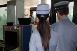 القانون يسمح للمرأة الجمركية بارتداء الوشاح فقط