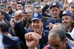 اعتصام عدد من أعوان الحرس البلدي أمام مقر ولاية البويرة للمطالبة بتحسين أوضاعهم الاجتماعية و المهنية