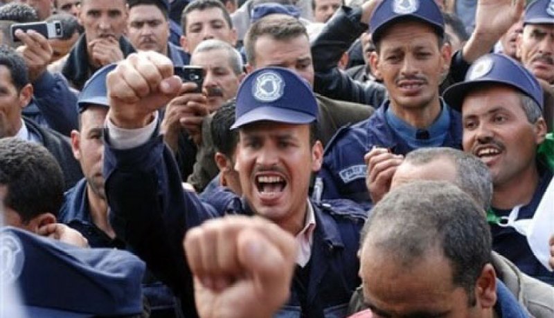 اعتصام عدد من أعوان الحرس البلدي أمام مقر ولاية البويرة للمطالبة بتحسين أوضاعهم الاجتماعية و المهنية