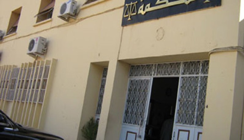 رئيس بلدية يعتدي بالضرب على الأمين العام ويحطم أثاث مكتبه في البيض