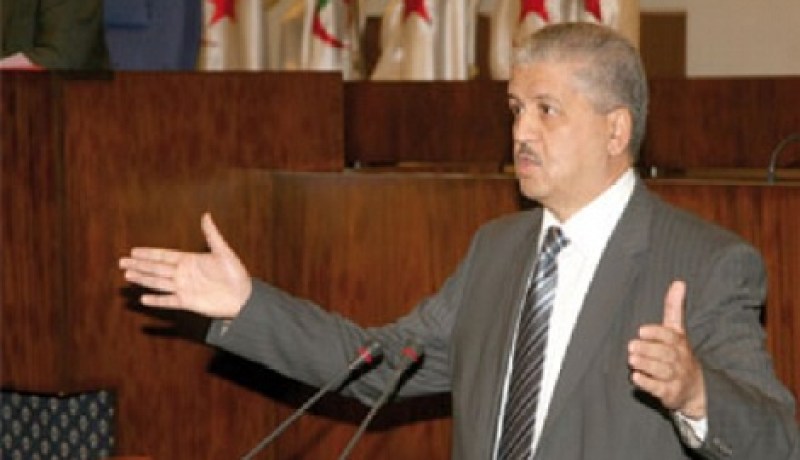 سلال يتحادث مع نظيره المالي