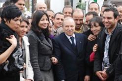 بوتفليقة يعد بمراجعة قانون الإعلام ويؤكد مؤازرته للصحافة